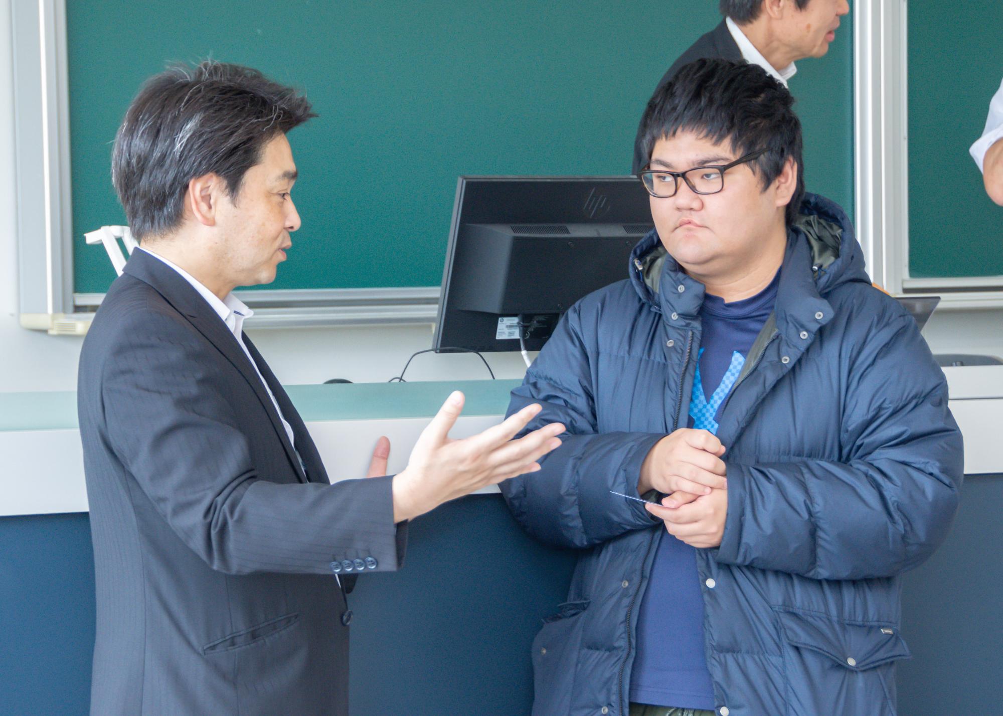 講演後に東海学園大学の生徒と小山市長が語らう様子