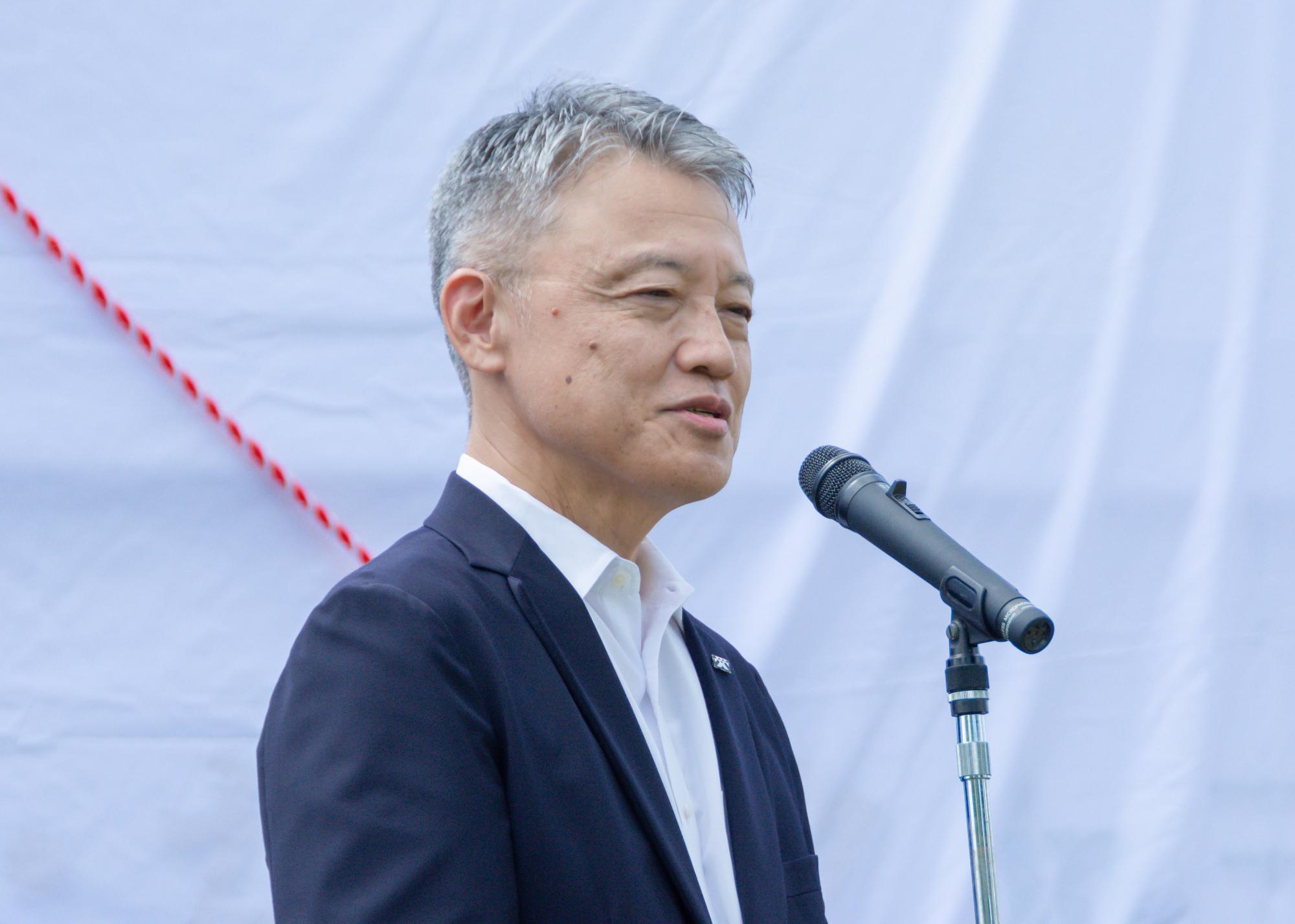 あいさつをする古本副知事