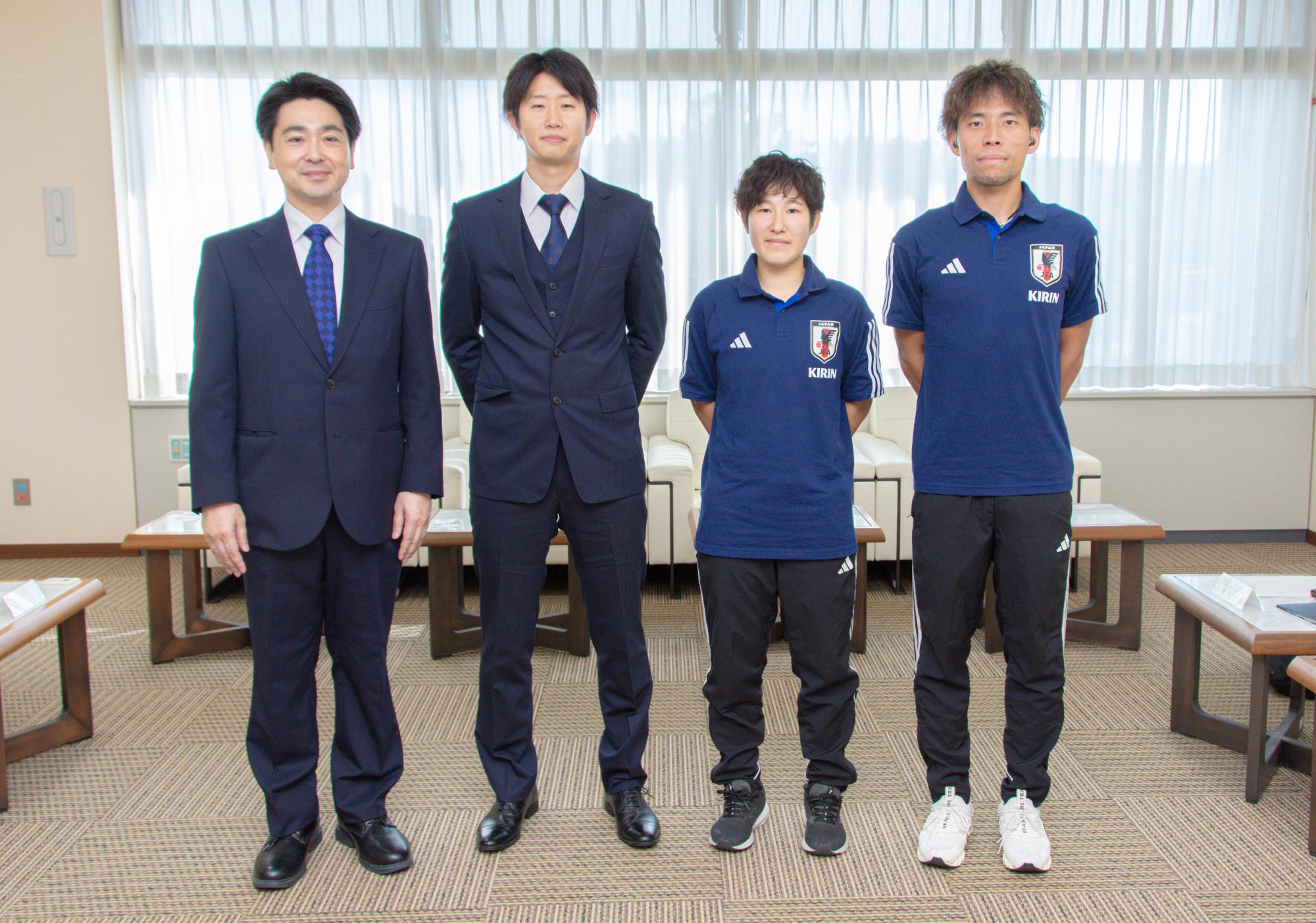 左から小山市長、加藤さん、阿部さん、杉本さん