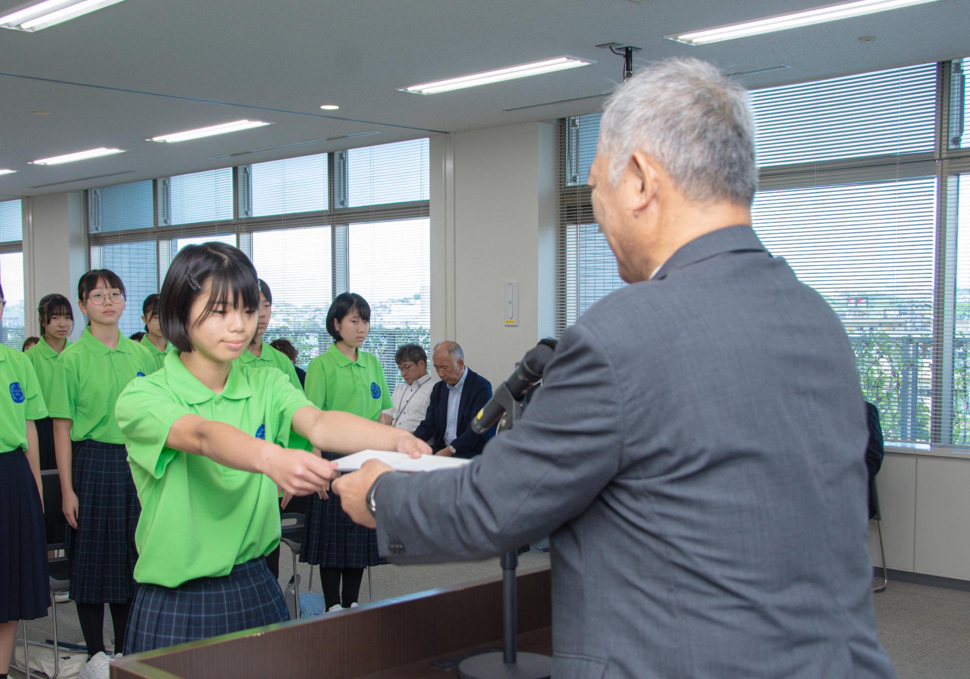 認定証の交付の様子