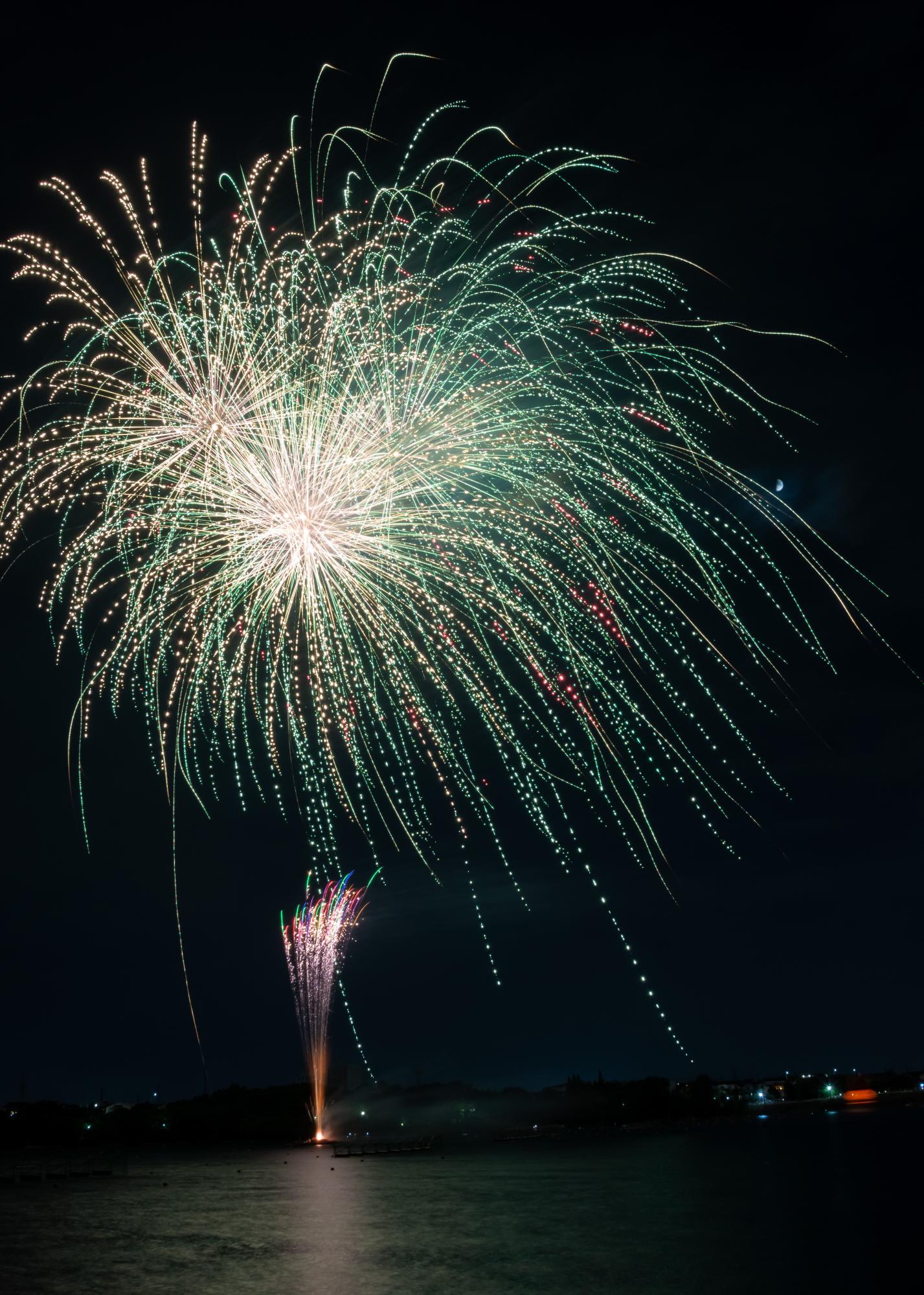 夏の夜空に大きな花火
