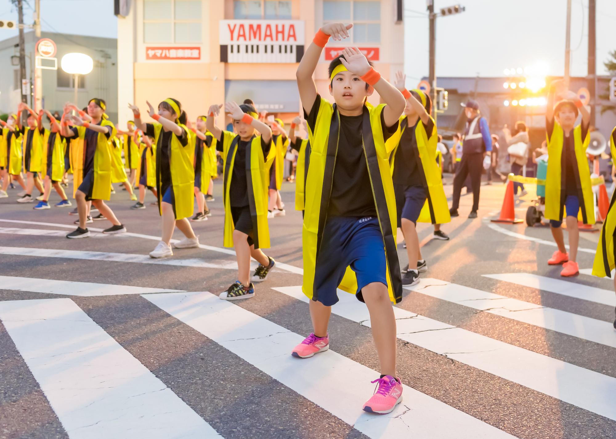 お揃いの衣装を着た子たちがみんなで踊りを踊っている三好いいじゃんまつりの写真