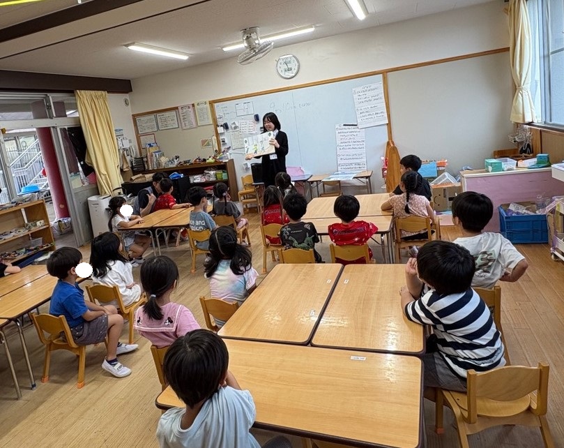 紙芝居読み聞かせの様子