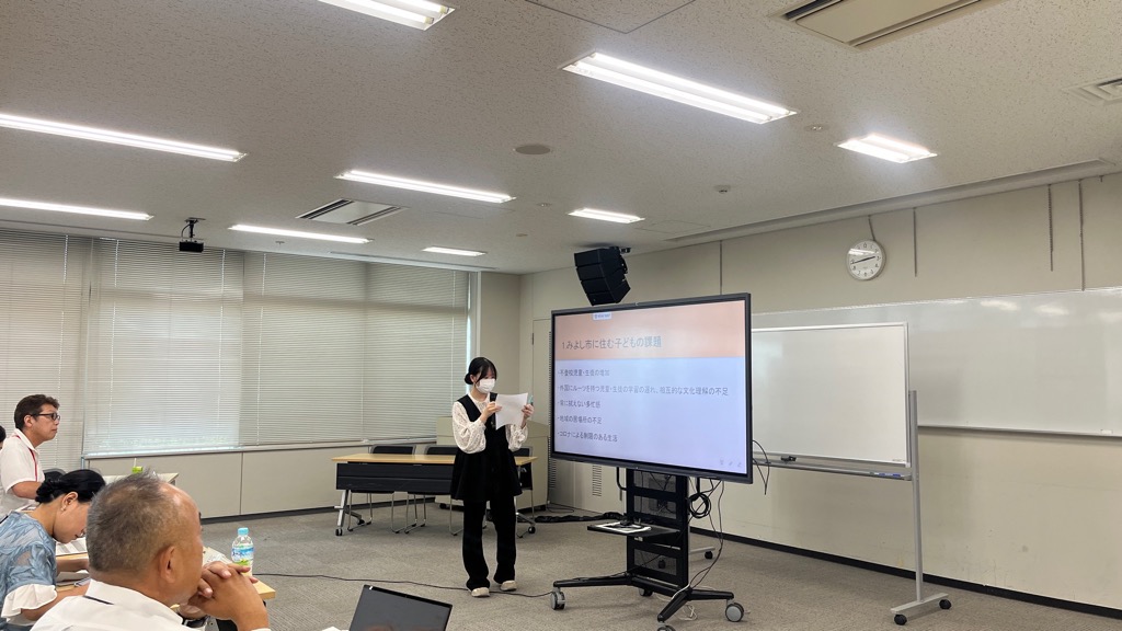 それぞれの長机に2人ずつ座った参加者たちを前方から撮影した写真