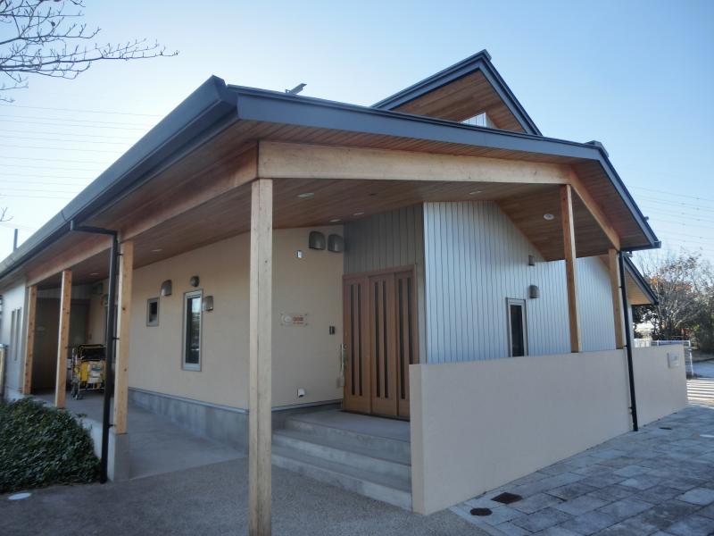 大きな軒がある平屋づくりのみよし市民病院院内保育所の外観写真