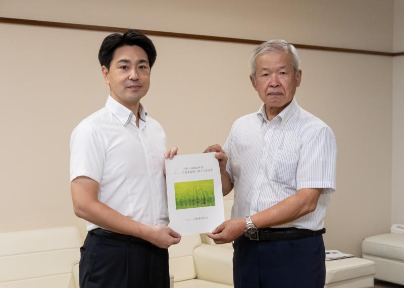 みよし市農業委員会の男性と、小山市長が一緒に意見書を持っている写真