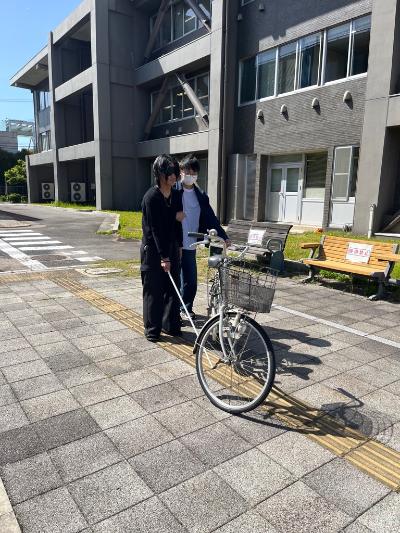 白杖で障害物をよける様子