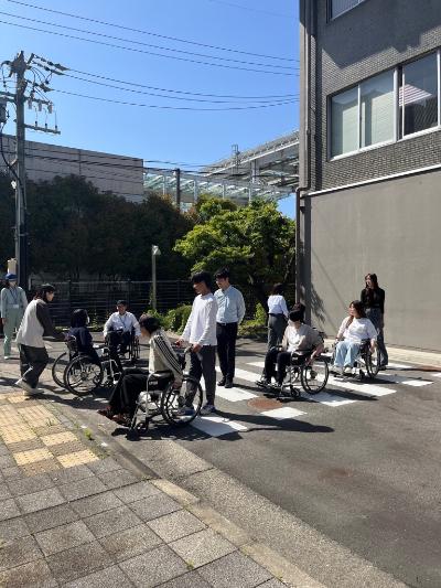 車いす体験のようす