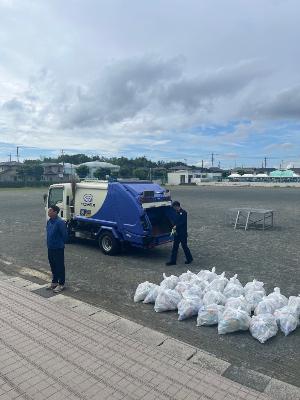 パッカー車とごみ袋