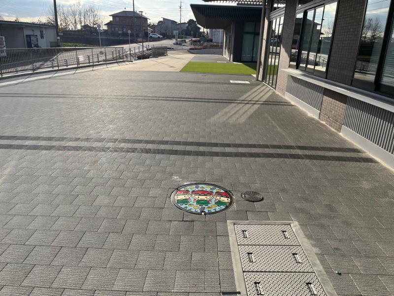 デザインプレートマンホールが設定されている様子を写した写真