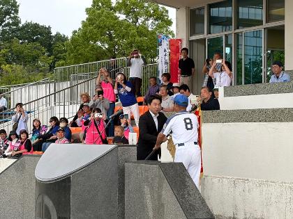 昨年度優勝三好丘あおば行政区が優勝旗を返還している写真