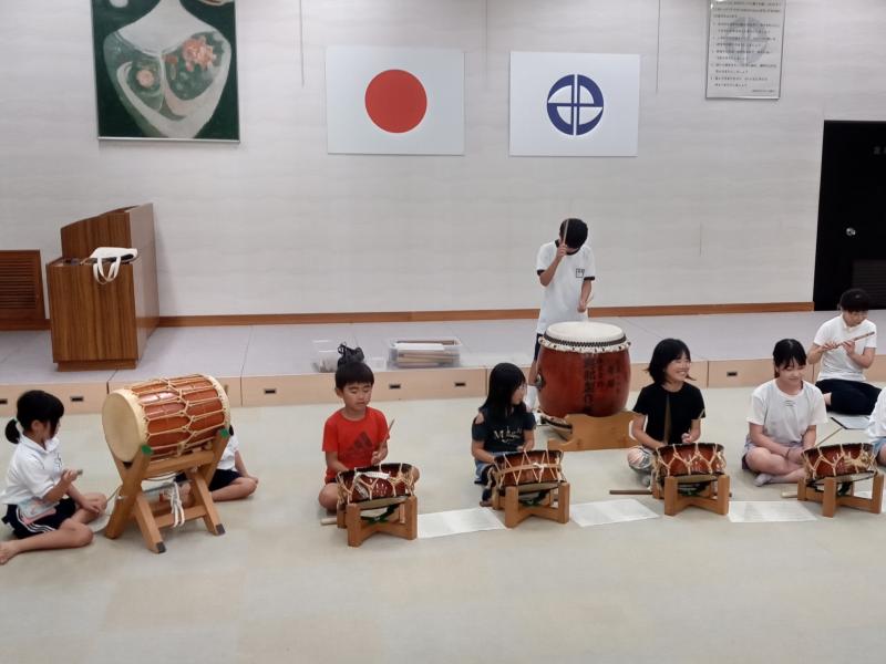 締太鼓や大きな太鼓の練習をしている子どもたちの写真