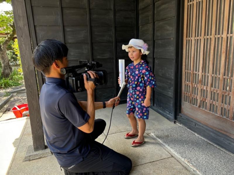 甚兵衛を着た男の子の撮影をしているカメラマンの写真