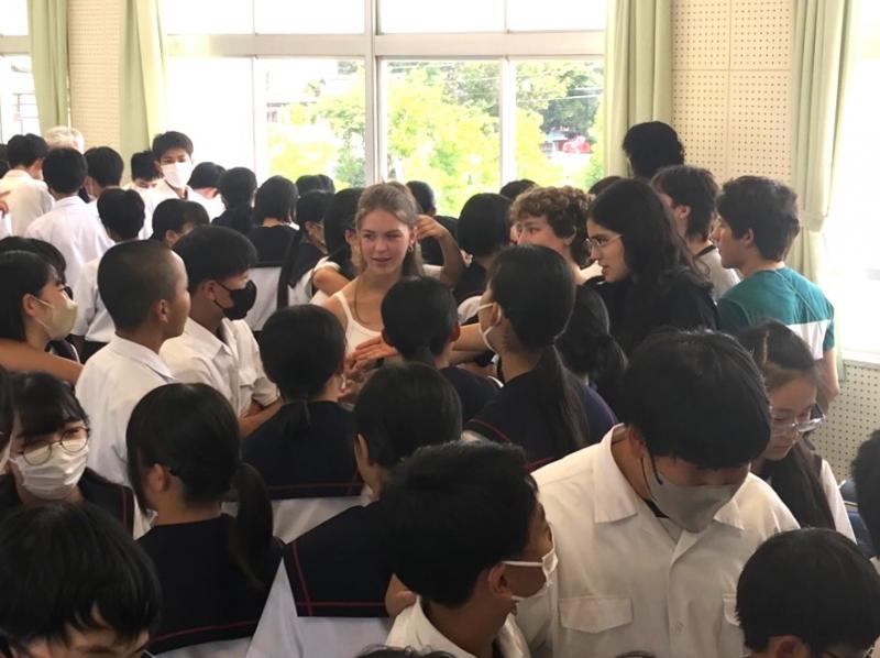コロンバス市から来た高校生たちと中学生たちが集まって話をしている様子の写真