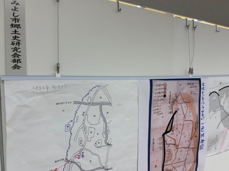 ボードに掲示されている2枚の地図の写真