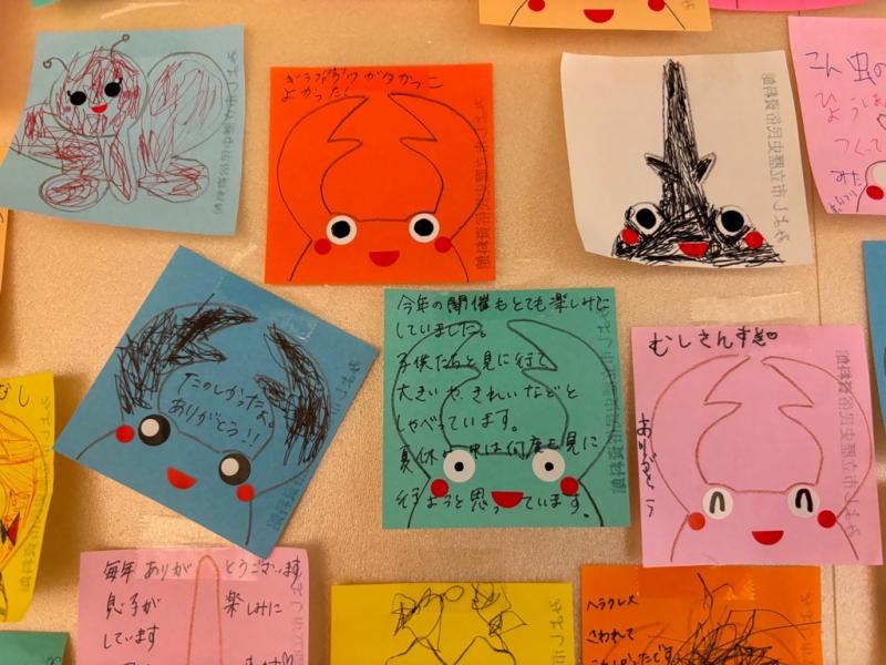 イラストとメッセージが書かれたカラフルなメッセージカードの写真