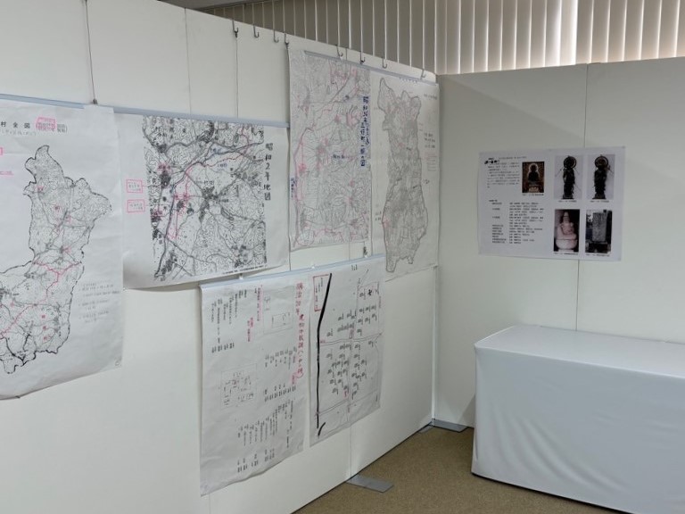 ボードに掲示されている地図などの展示資料の写真
