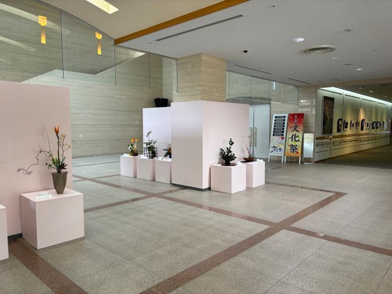 お花の展示作品が並んでいるロビーの写真