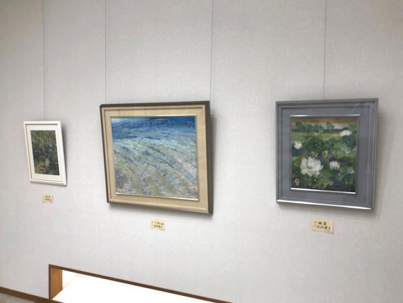 大きな額で飾られた絵画が3点壁に展示されている写真