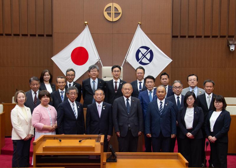 議場での議員たちの集合写真