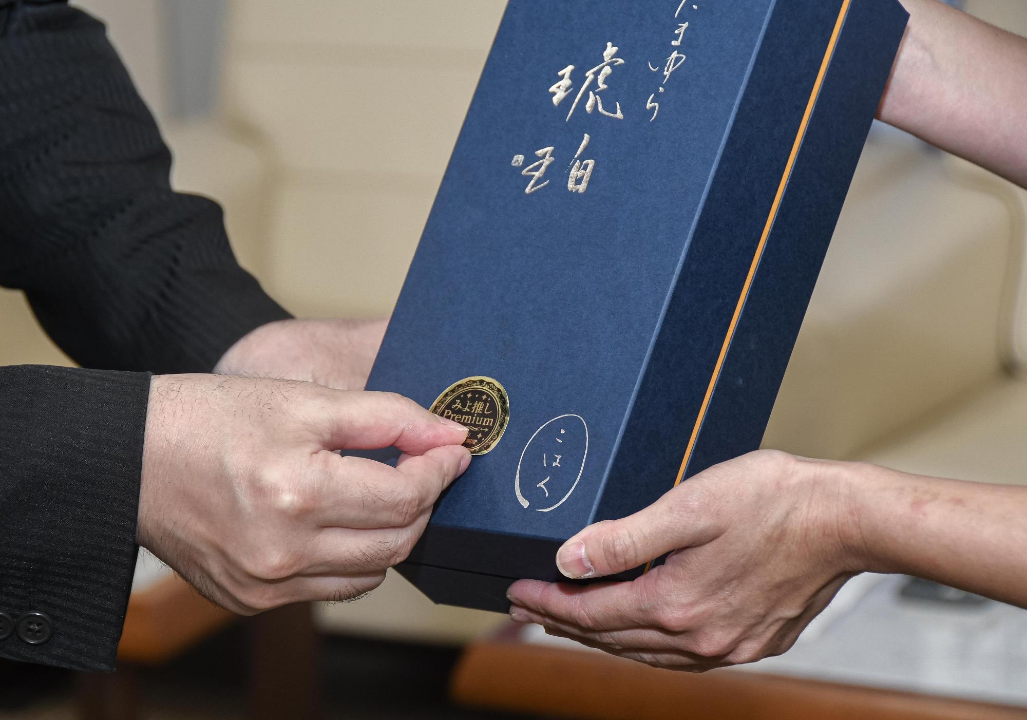 認定シールを貼っている様子