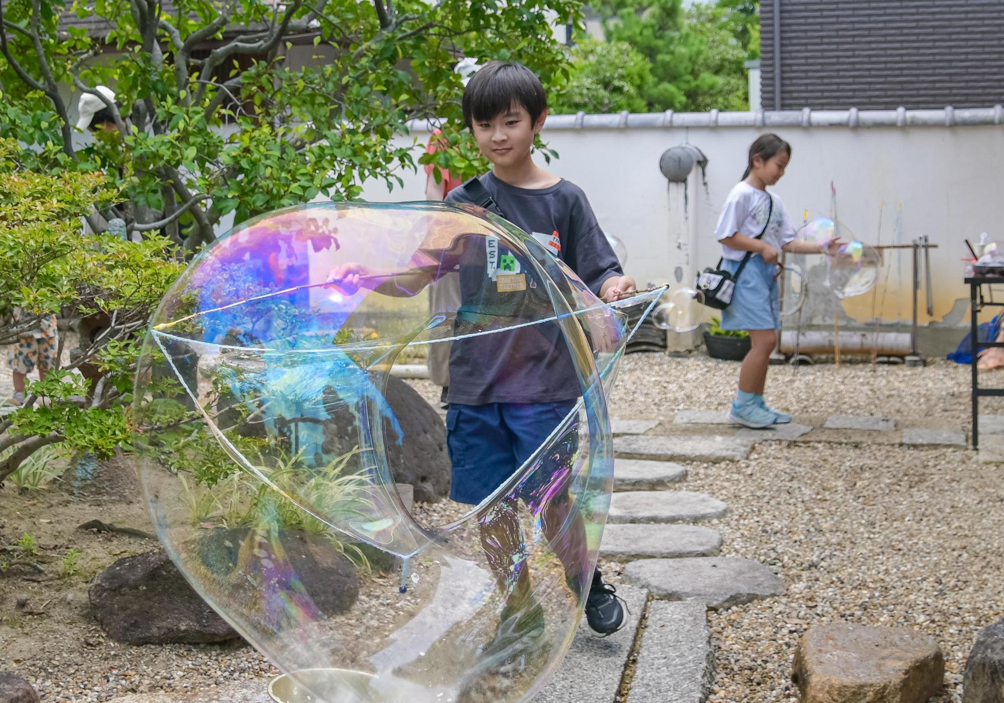 シャボン玉で遊んでいる様子