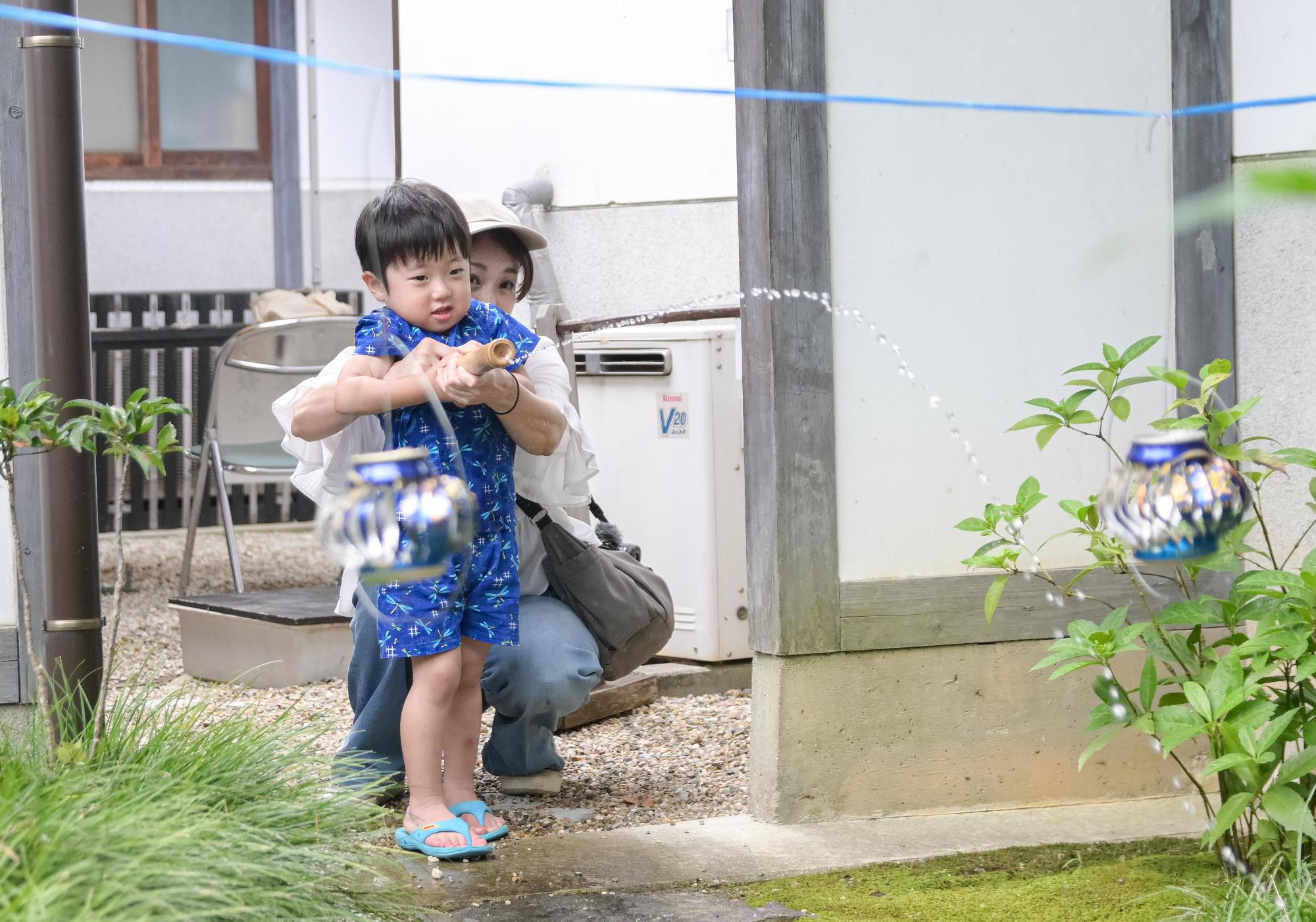 水鉄砲で遊んでいる様子
