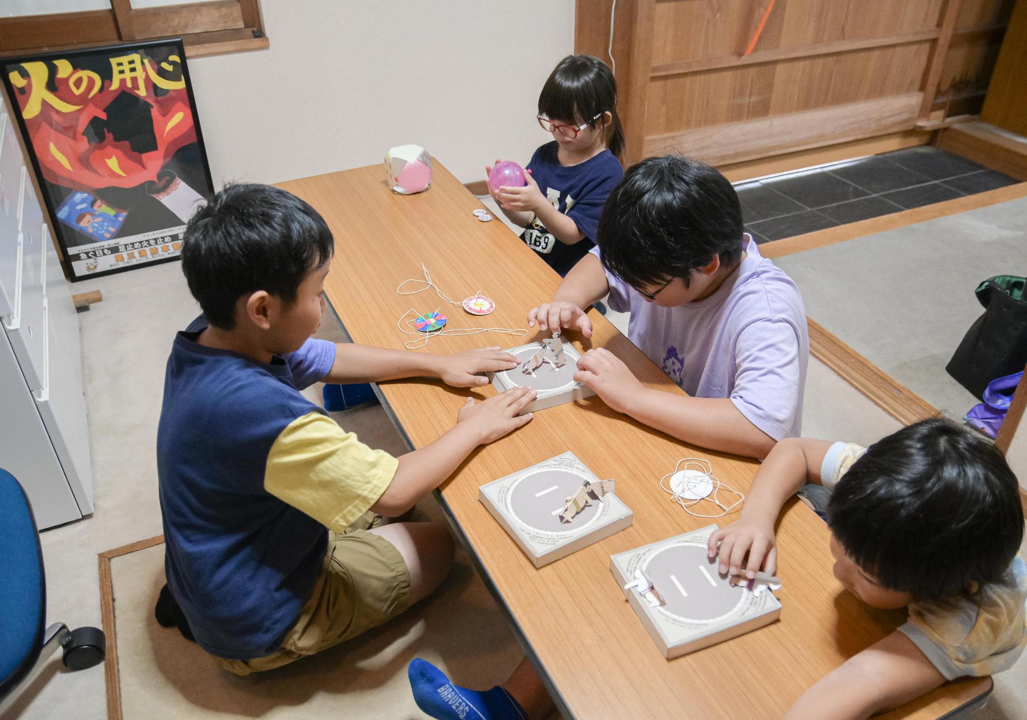 紙相撲で遊んでいる様子