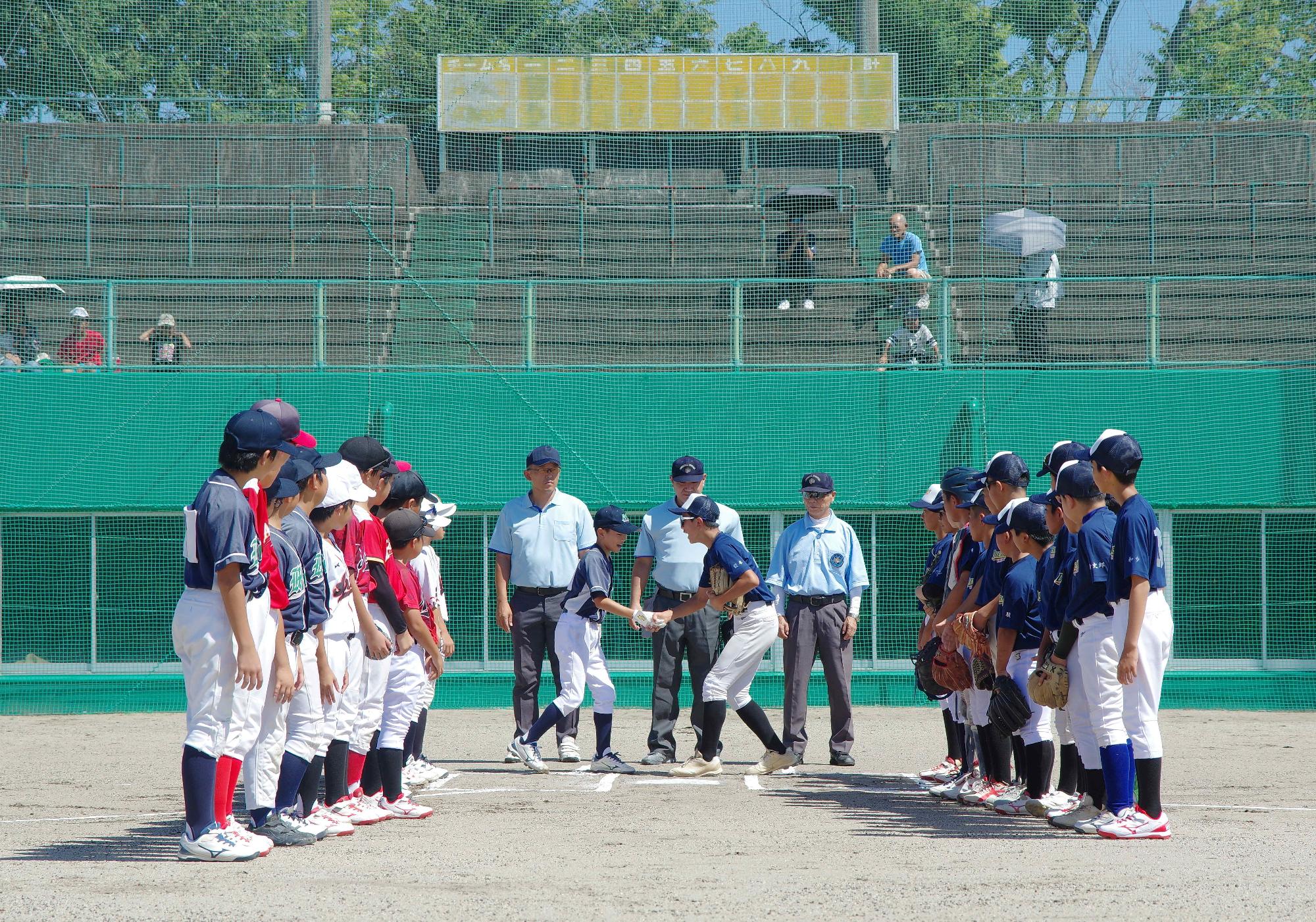 固い握手の後、プレイボール