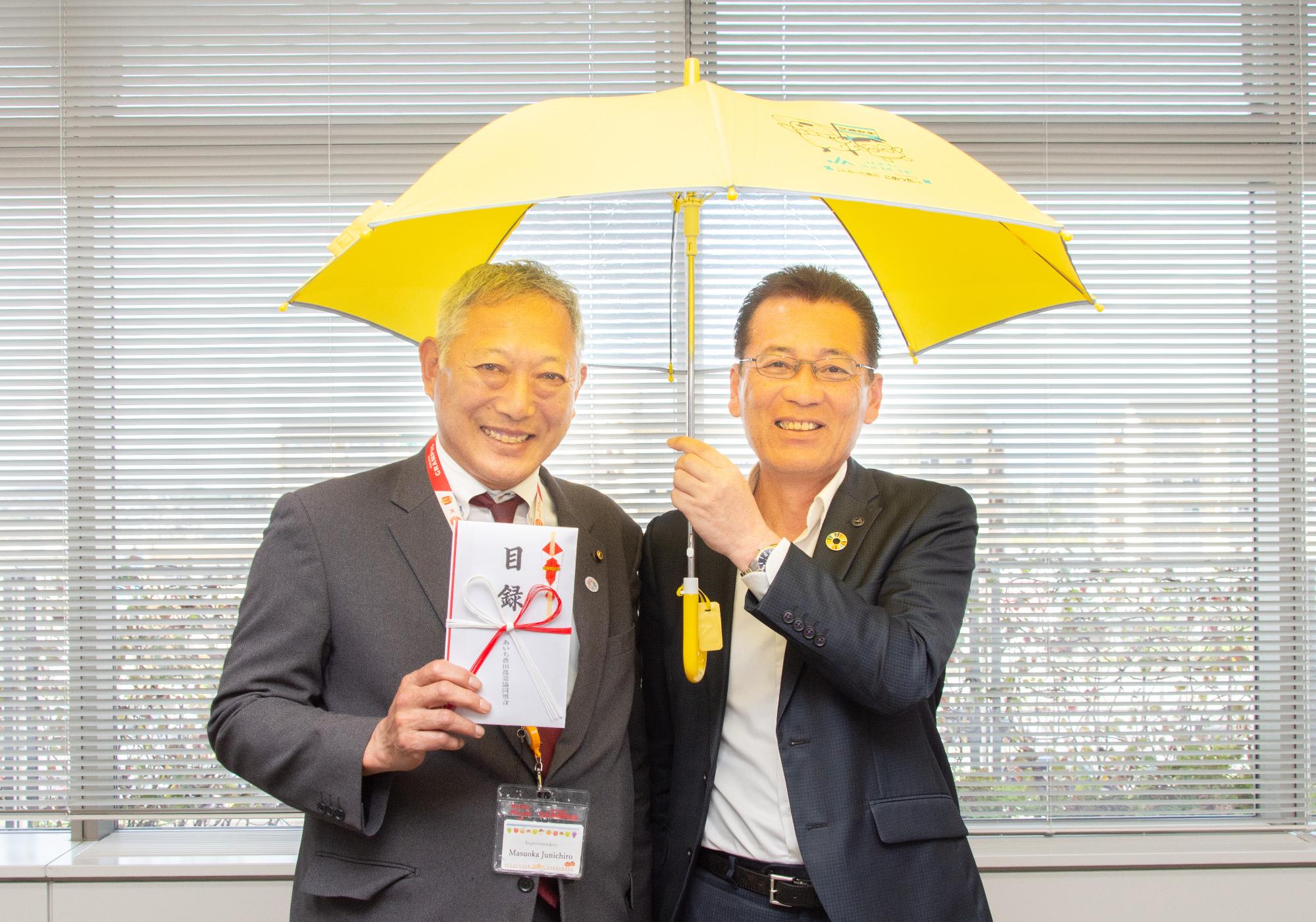 傘をさして記念撮影