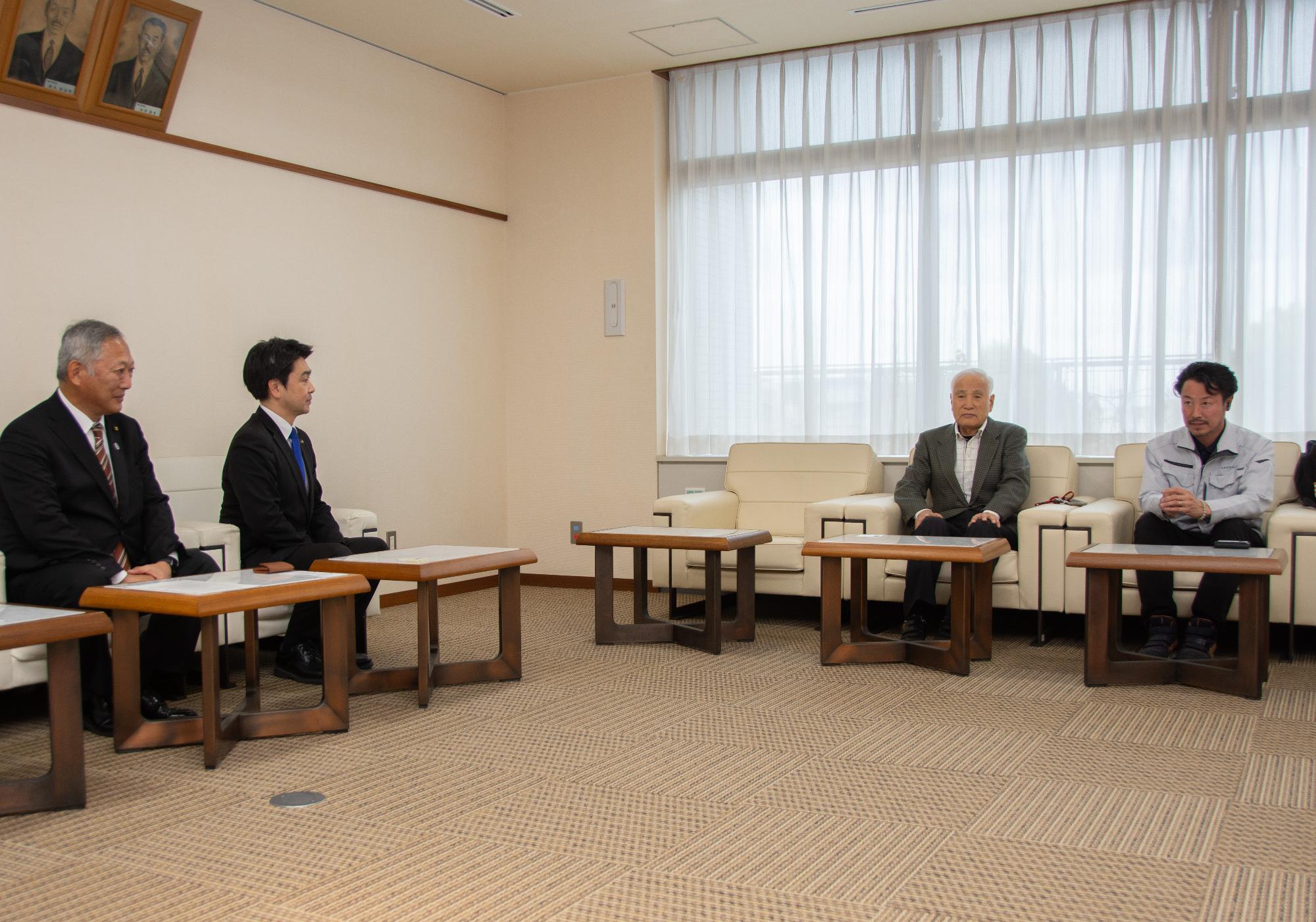 公室で話をするみなさん