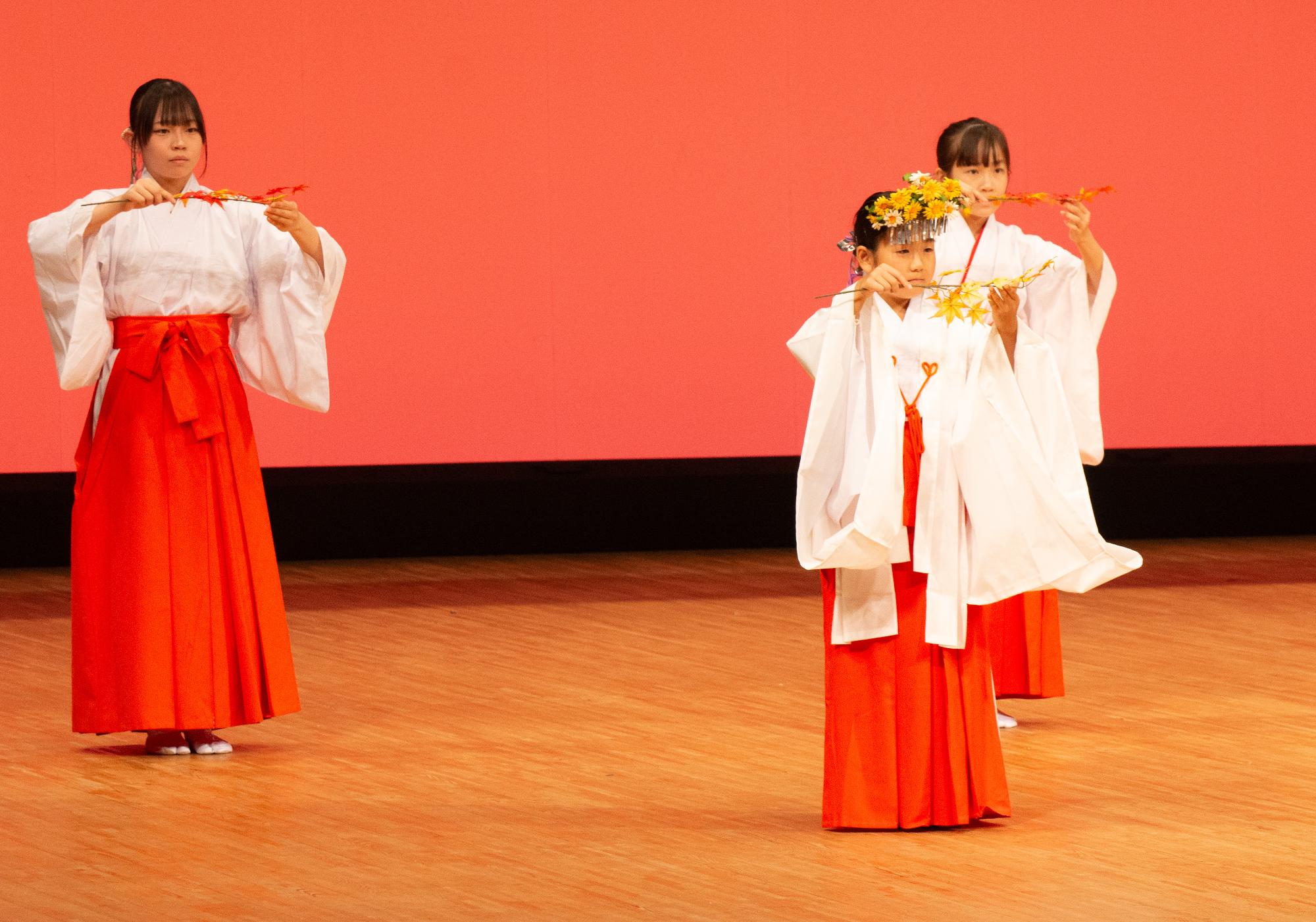 巫女舞を踊る3人のこどもたち