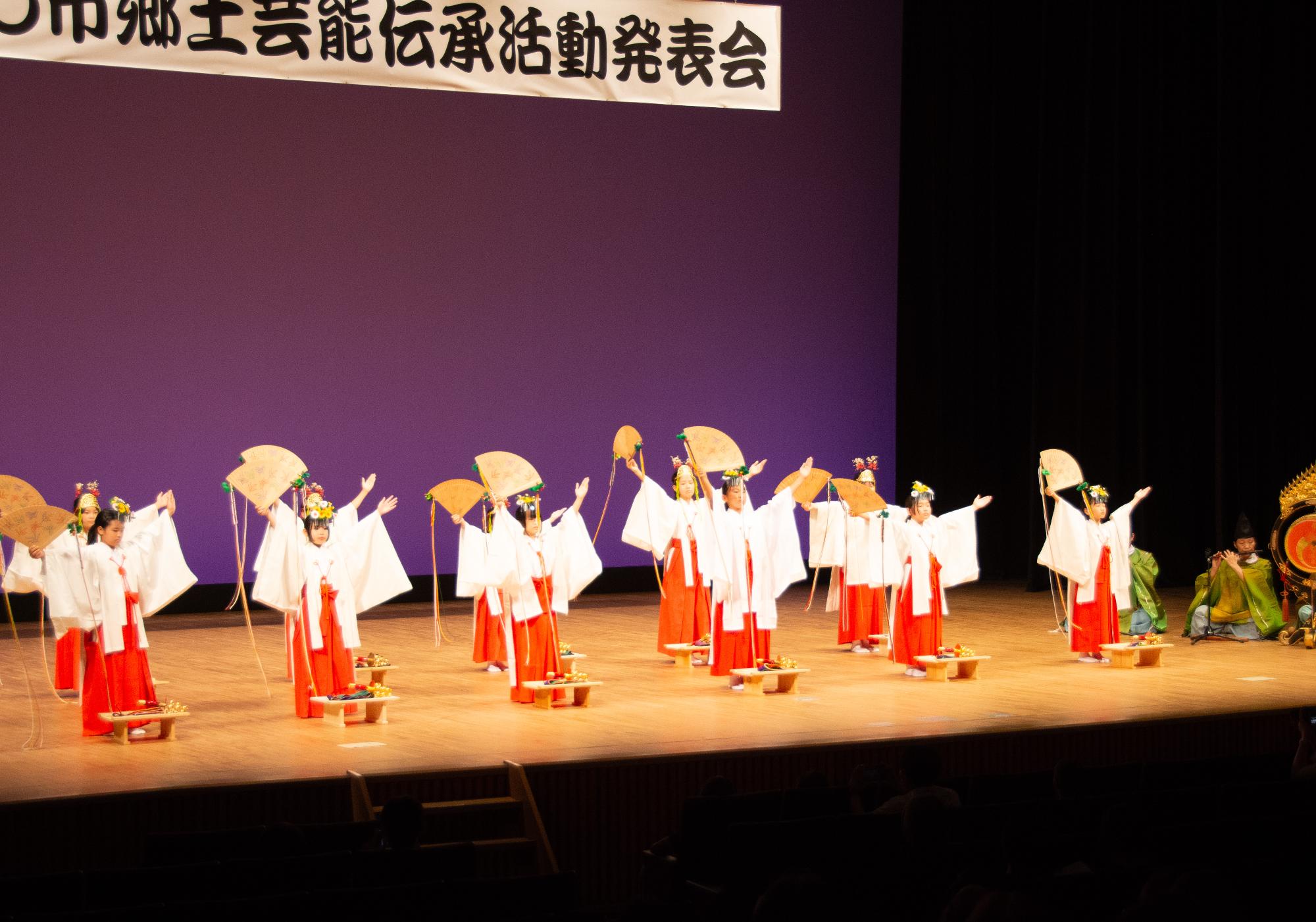 巫女舞を踊るこどもたち