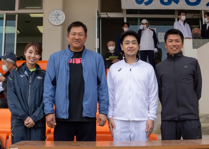左から、市川華菜さん、山崎武司さん、みよし市長、浅川陽介さんの写真