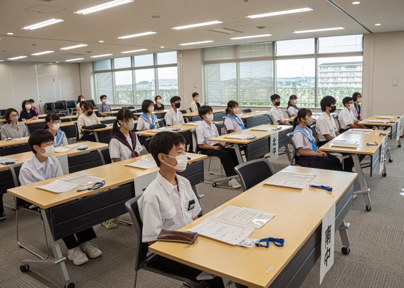 長机の席に中学生たちが座り、話を聞いている様子の写真
