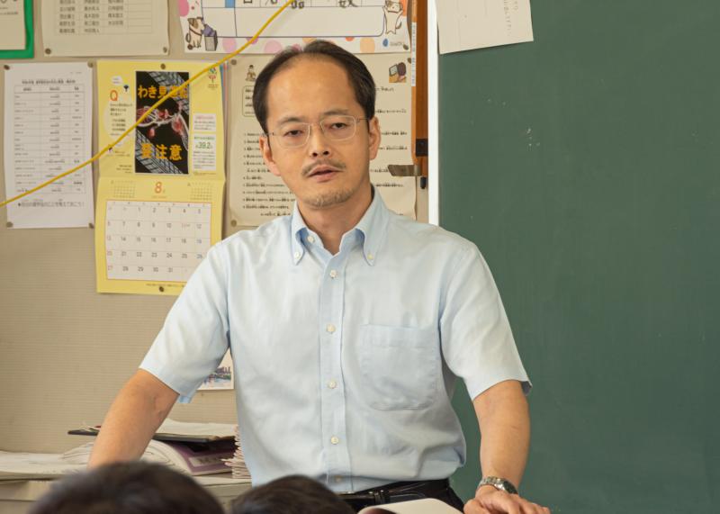 室穂高弁護士が講話を行っている写真