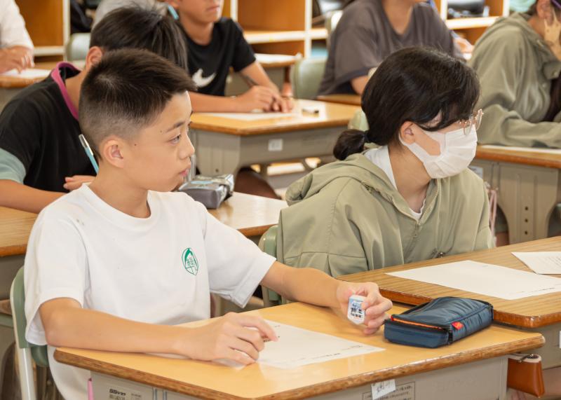 話を集中して聞く生徒達を写した写真
