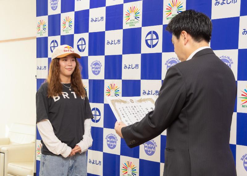 深田さんに賞状を渡す小山市長