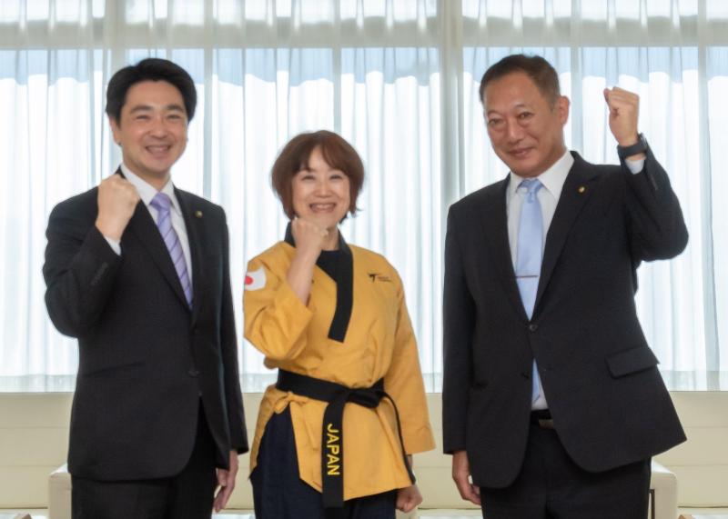 市長、教育長と笑顔でガッツポーズをする太田さん
