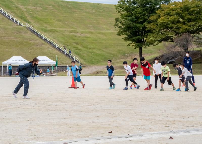 市川さん指導のもと、横に並んだ男の子達がトレーニングをする様子の写真