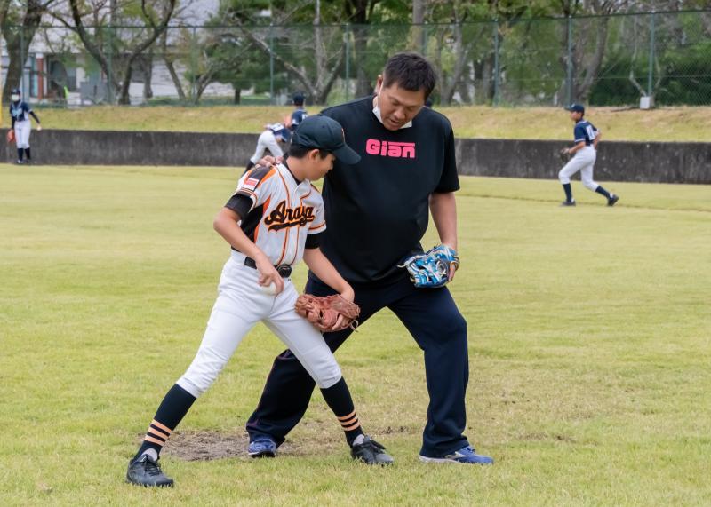 山崎武司さんを見ながら同じフォームをマネしている少年の写真