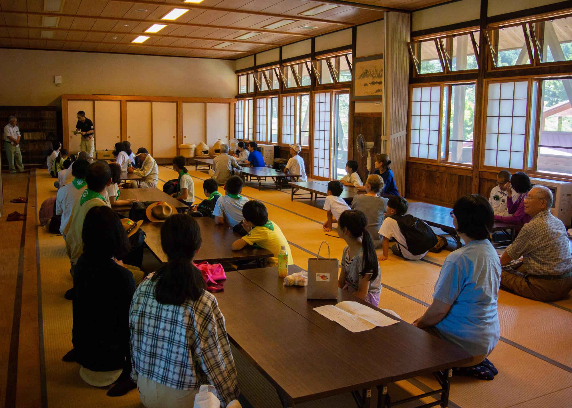 木曽町で説明を受けている参加者の様子