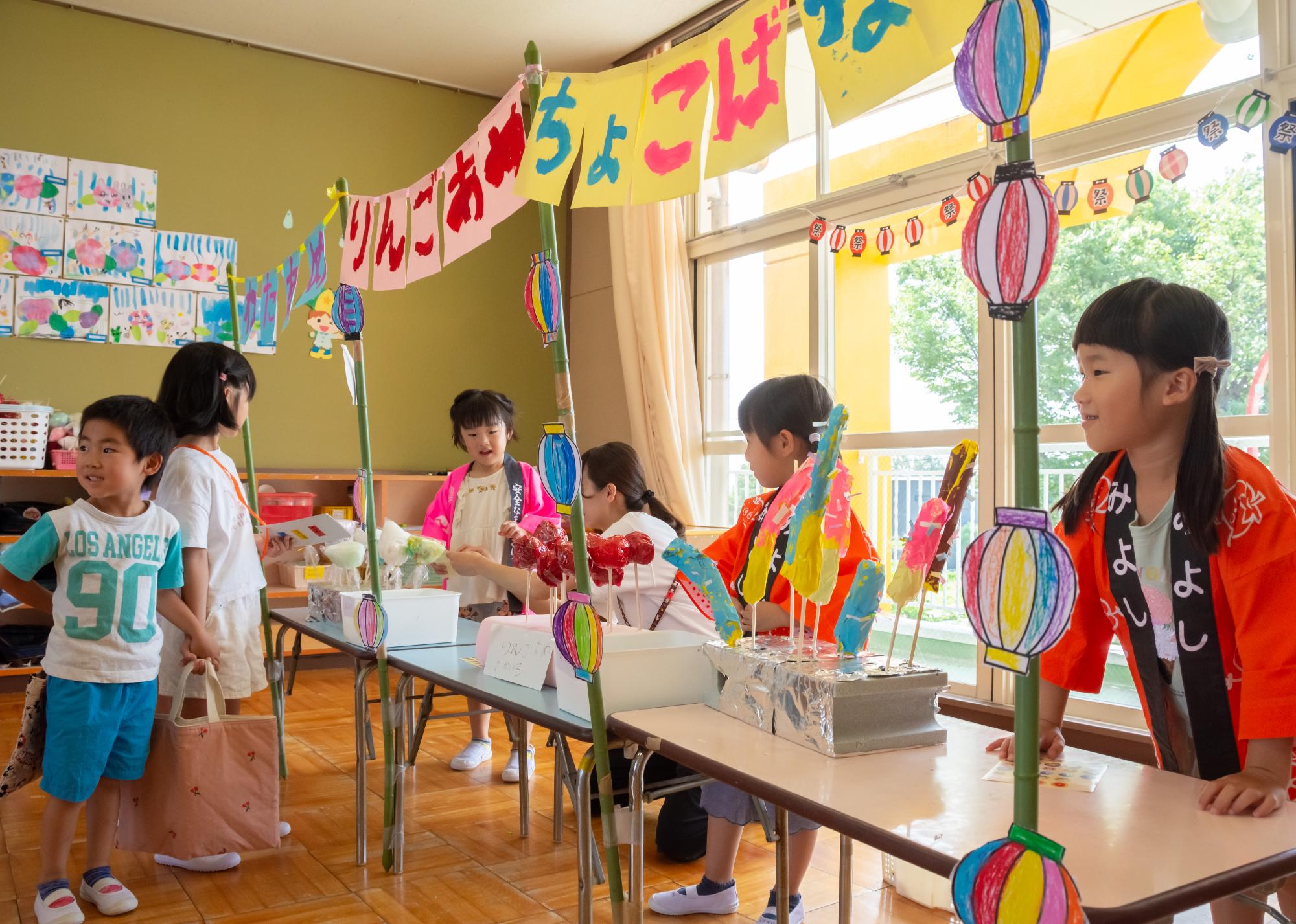 わたがし、りんご飴、チョコバナナはいかがですか?お店屋さんの様子