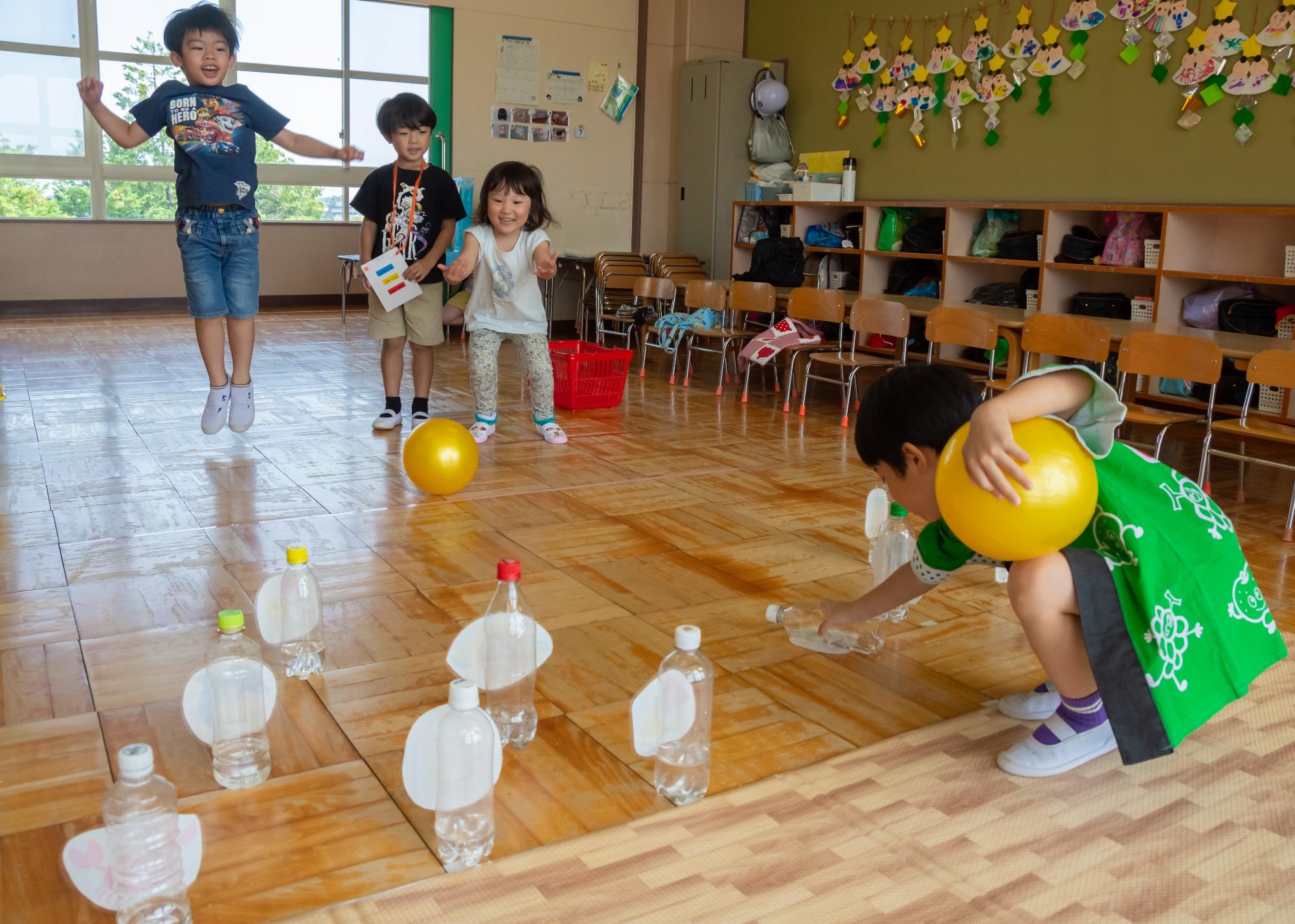 ボーリングで楽しむ様子