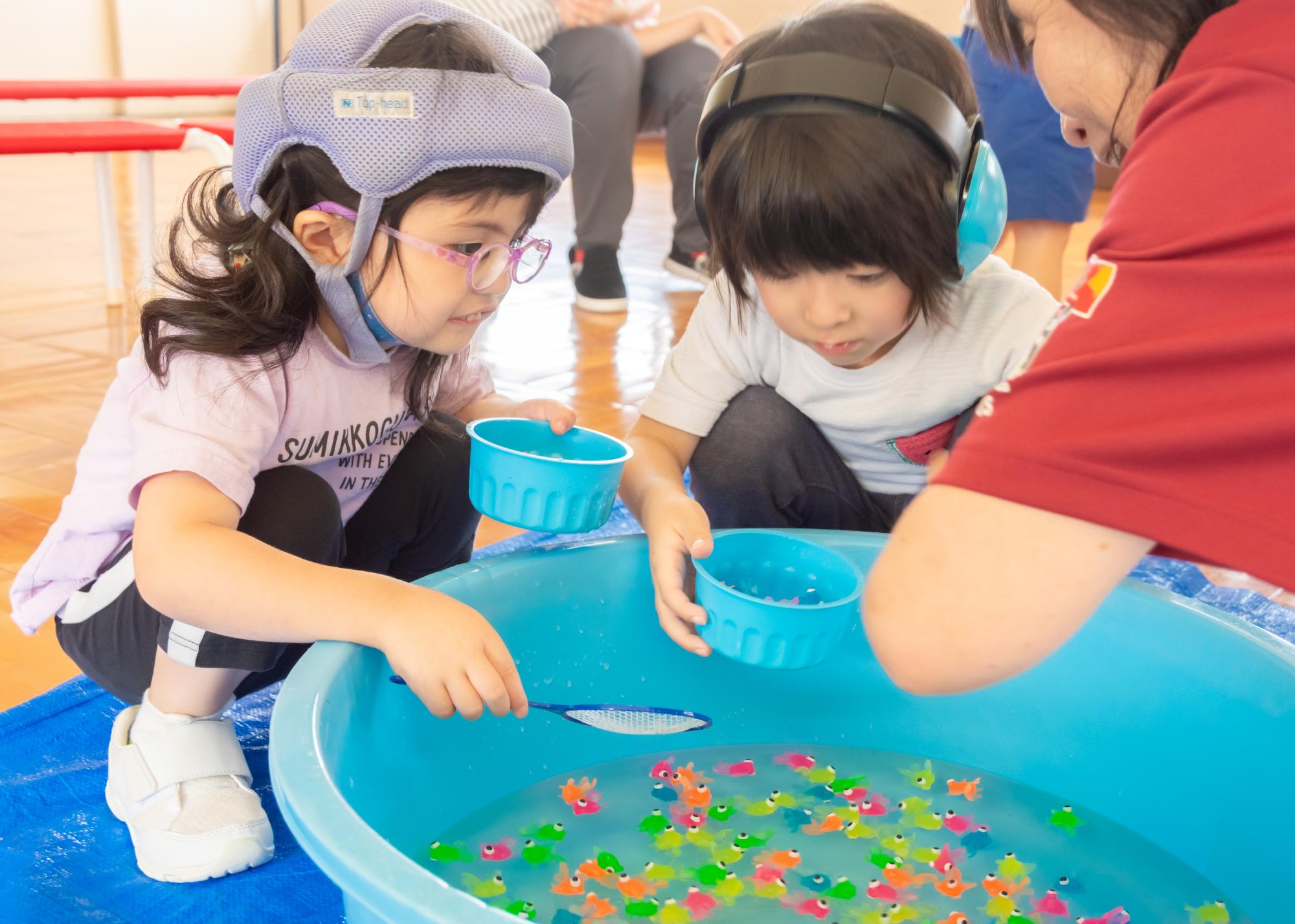 金魚は一人3匹までだよ。金魚すくいの様子