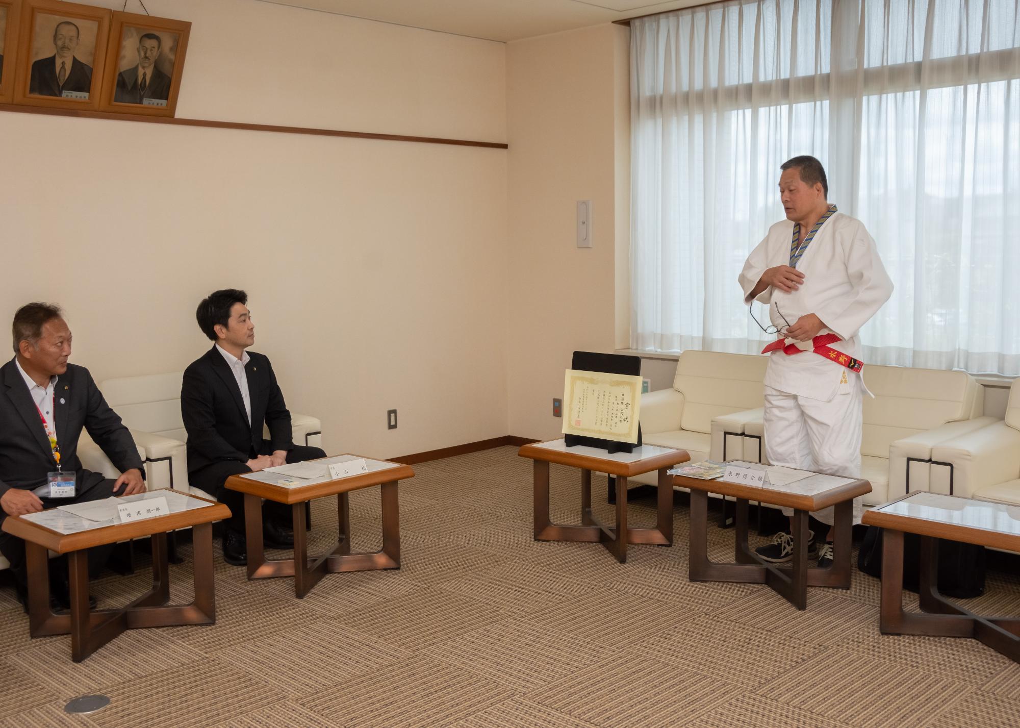 市長と教育長に受賞の報告をする水野さん