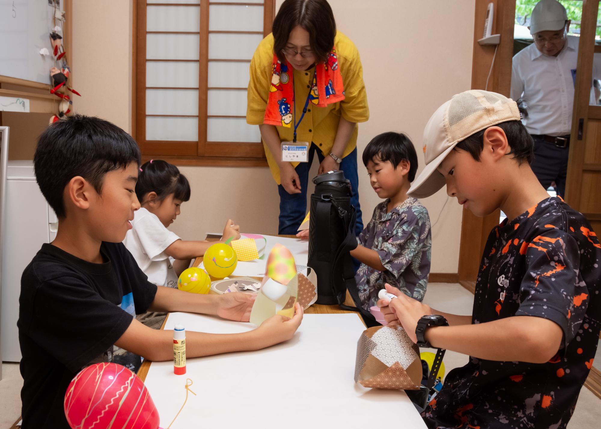 みんなで紙風船づくりを体験