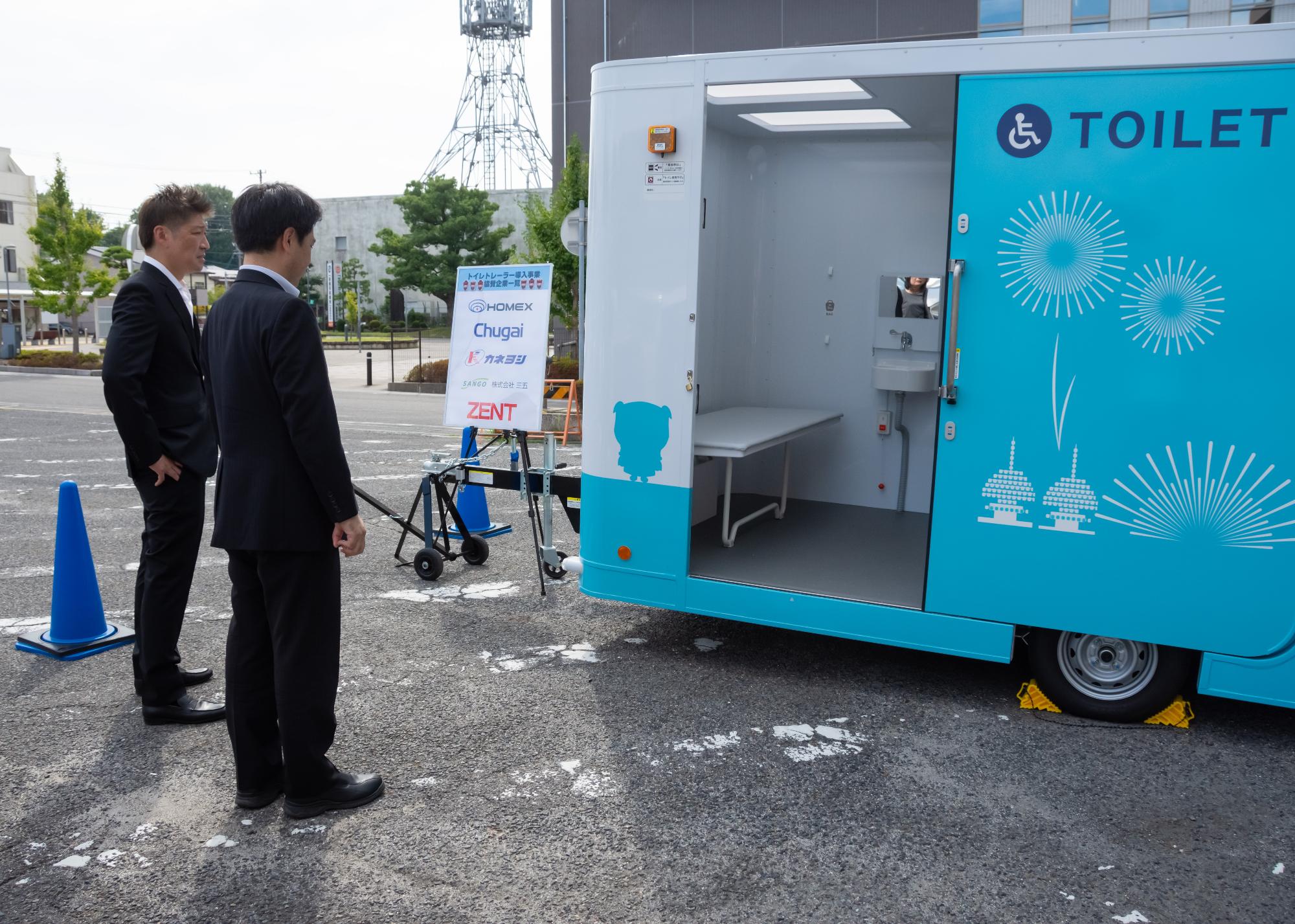 トイレトレーラーの説明をする様子