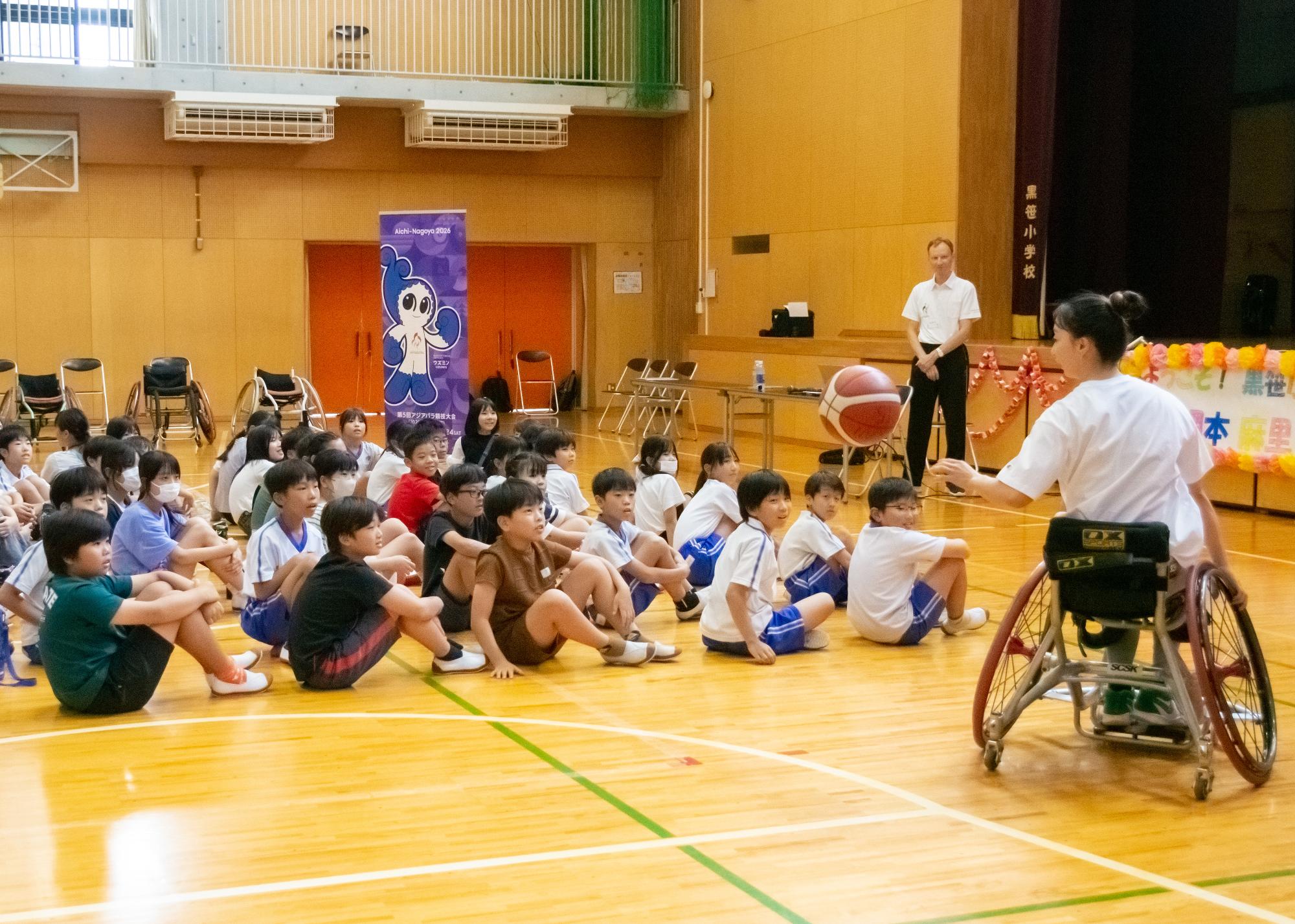 車いすでのドリブルを披露する網本選手