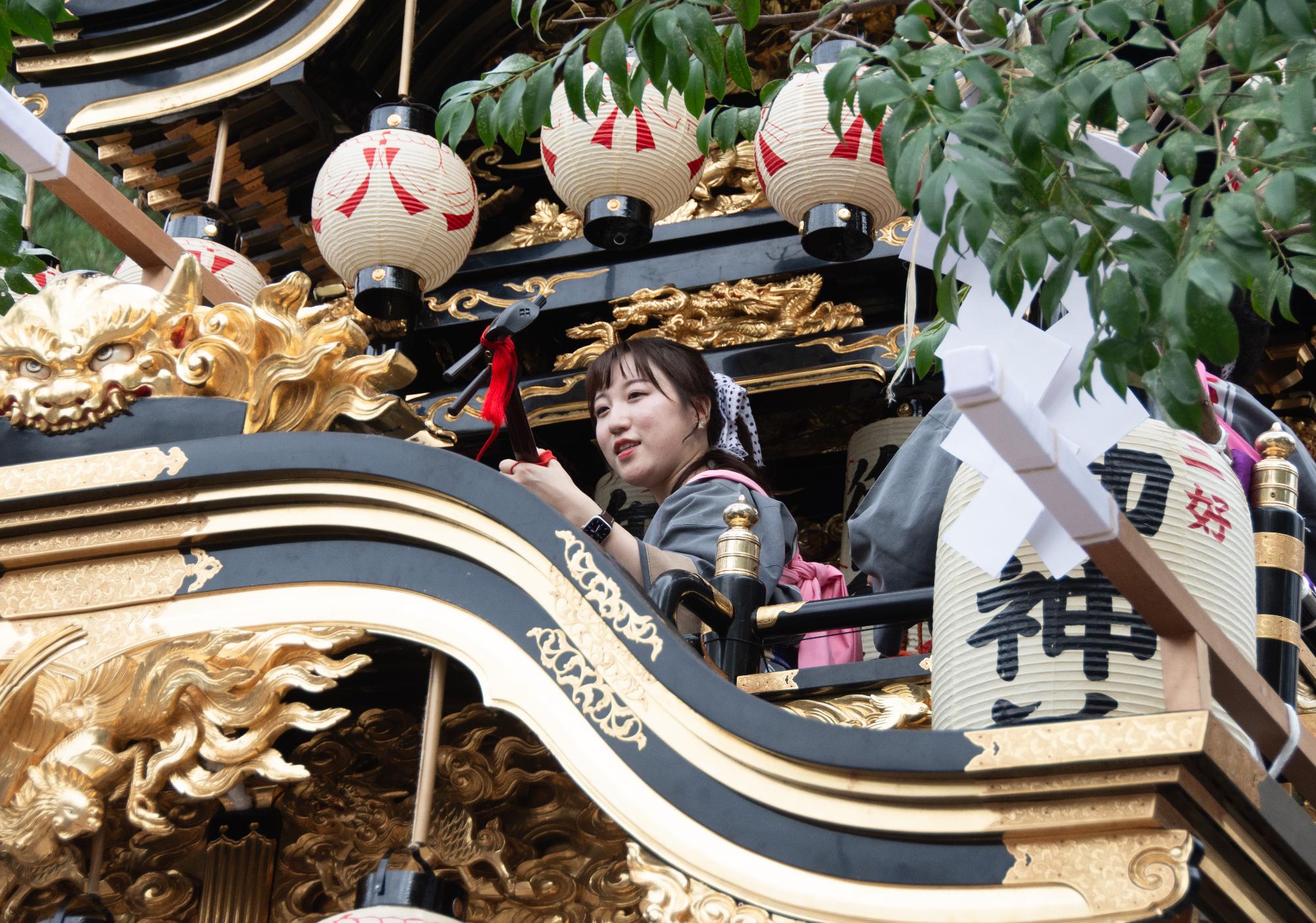山車の上で三味線を弾く女性